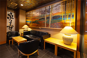 Lobbylandschaft von Ryokan Shizuki 3 Stühle, Schreibtisch, elektrisches Licht, Gemälde