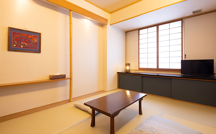 Kissen und Schreibtisch im japanischen Stil (Kirschblüte).