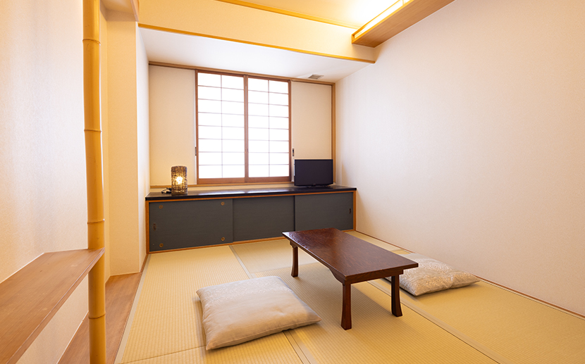 Tatami, Kissen und Schreibtisch in Zimmer im japanischen Stil (Kirschblüten)